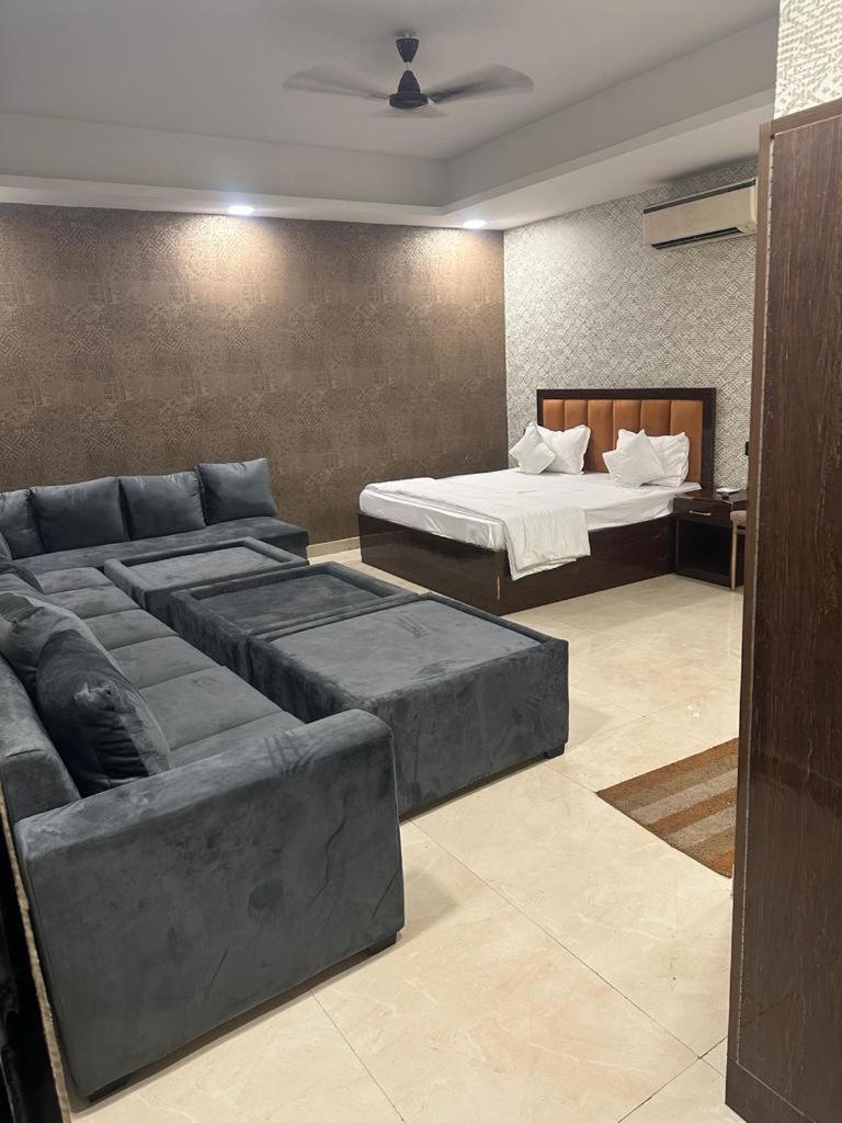 Ceremony Hotel And Banquets Faridabad Bagian luar foto